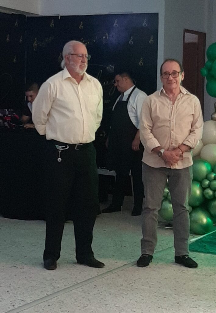 Gran reconocimiento por 46 años de servicio a la educación